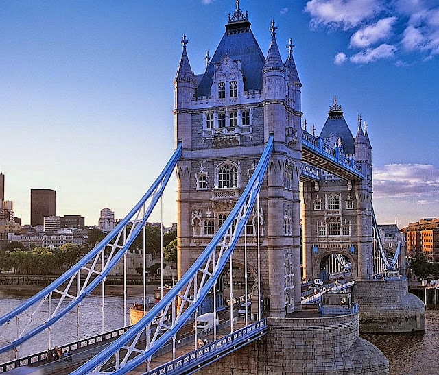 Tower Bridge (London - England).