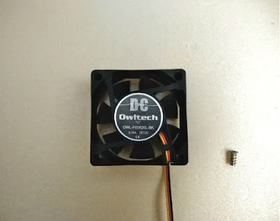 PCファンをケースに固定するためのネジを1つ利用します