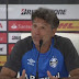 Renato Gaúcho insinua que repórter dormia em coletiva e ouve resposta; 'feio demais'