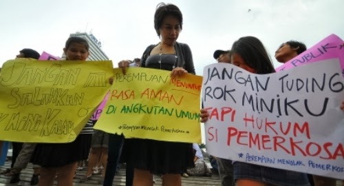 Demonstrasi rok mini aktivis feminis - perempuan selalu ingin tampil cantik