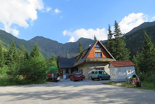 Bufet Rohacki (słow. bývalá Ťatliakova chata; 1380 m n.p.m.). Bufet Rohacki (słow. bývalá Ťatliakova chata; 1380 m n.p.m.).