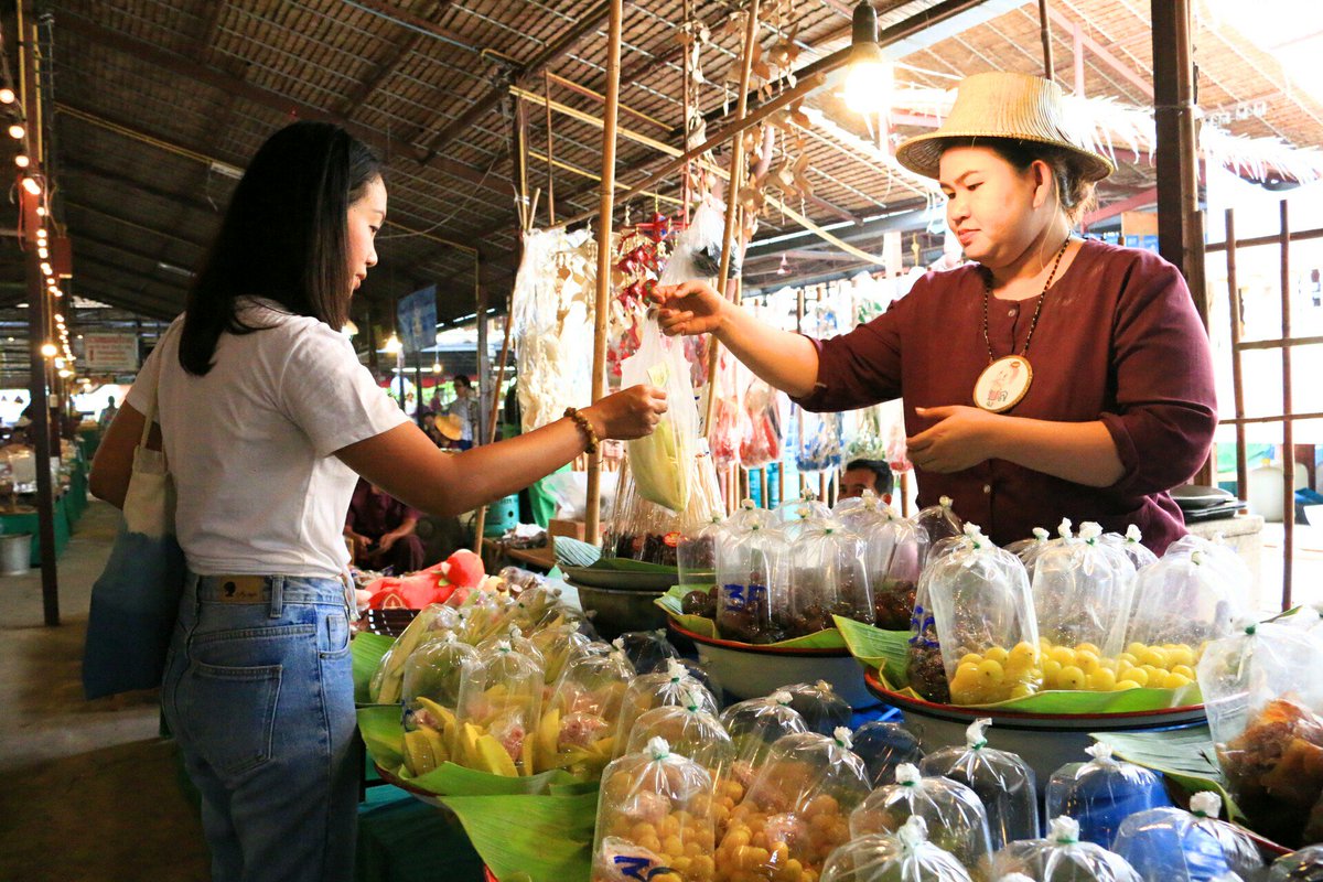 ตลาดโก้งโค้ง