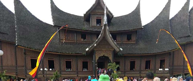 istano basa wisata istana pagaruyung yang ramai