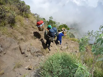 Para pendaki harus lincah menuruni lereng kawah ke danau Segara Anak, kemiringan kawah dari 20 derajat hingga 70 derajat, Gunung Rinjani