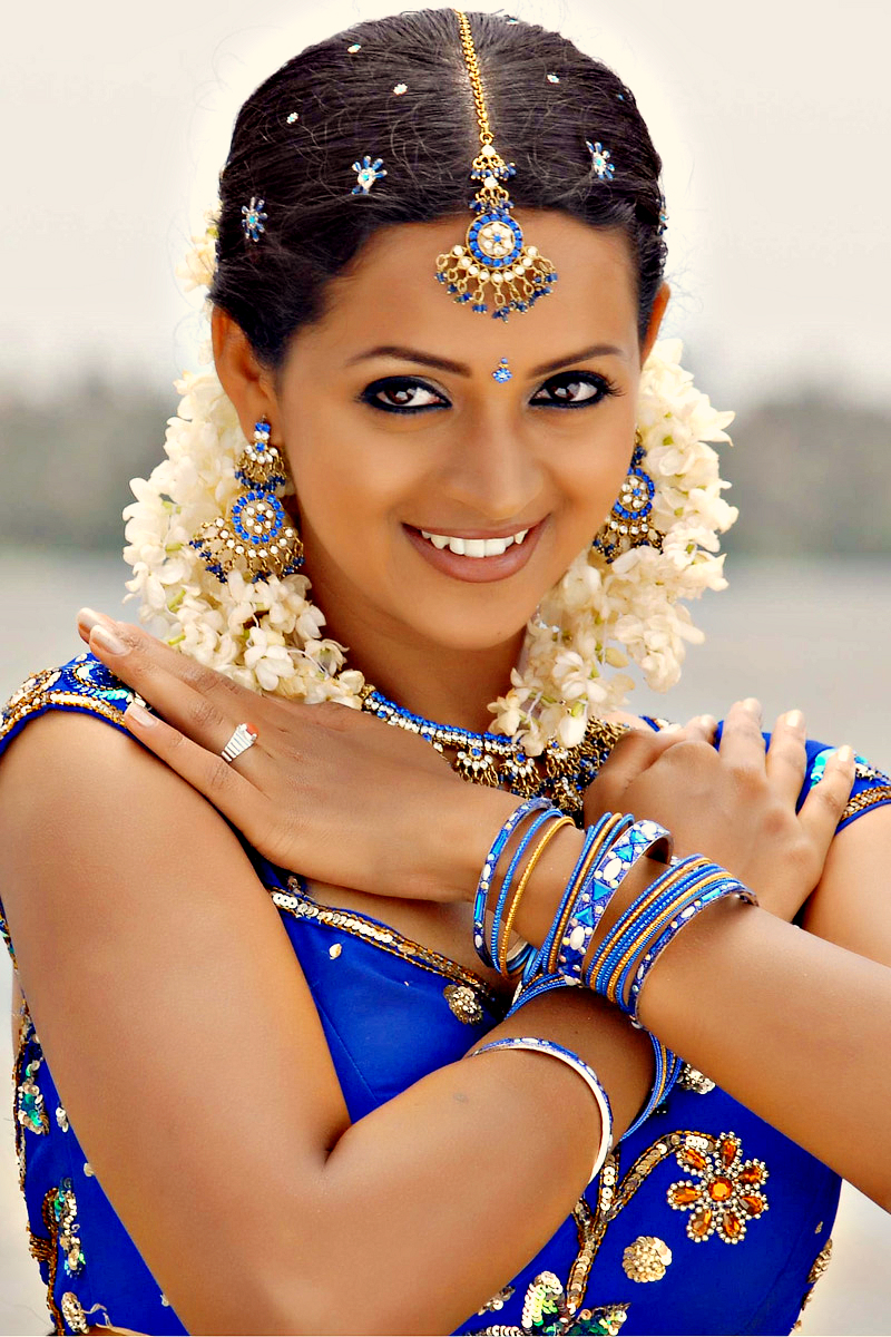 Malayalam Cute Actress Bhavana In Blue Saree Unseen