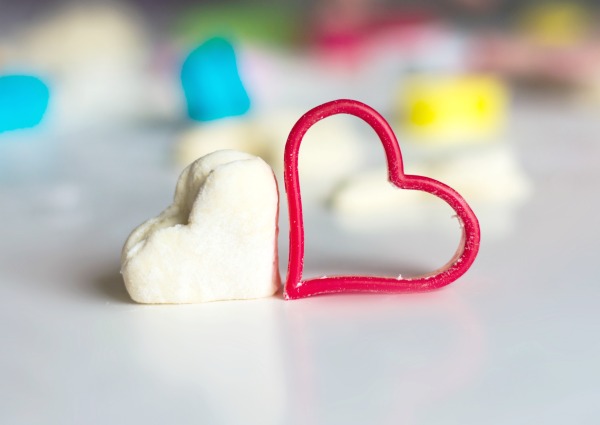 FUN KID PROJECT: Make modeling clay from bread! (no-cook, easy recipe!)
