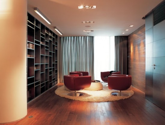 decora y disena: Apartamento en Blanco con acentos en color Rojo