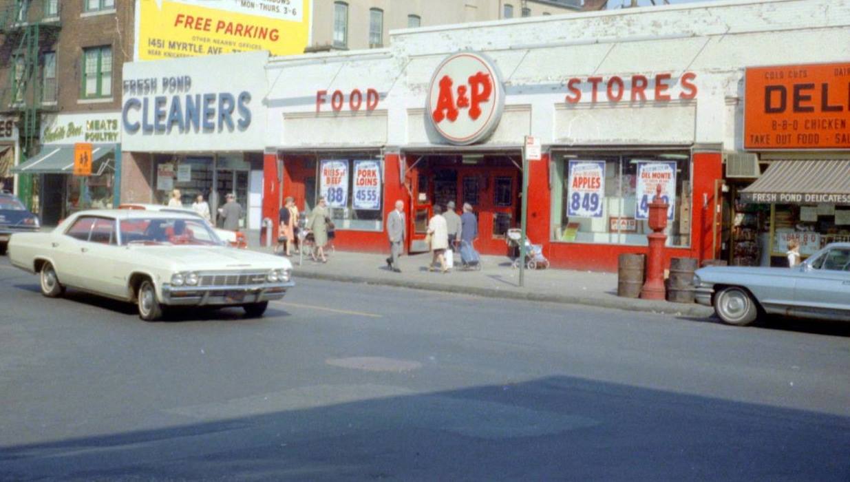 30 Fascinating Color Photographs That Capture Street Scenes of Queens
