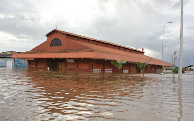 Praça do Porto do Cai N’água inundada pelo Rio Madeira