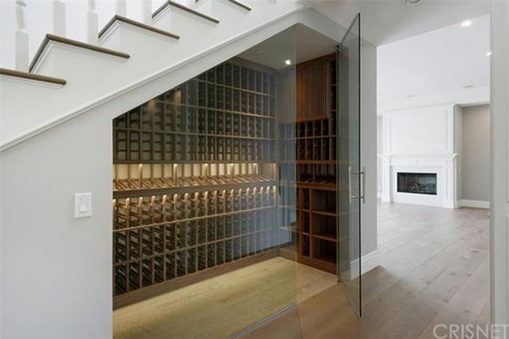 Aménagement : une cave à vin sous l'escalier