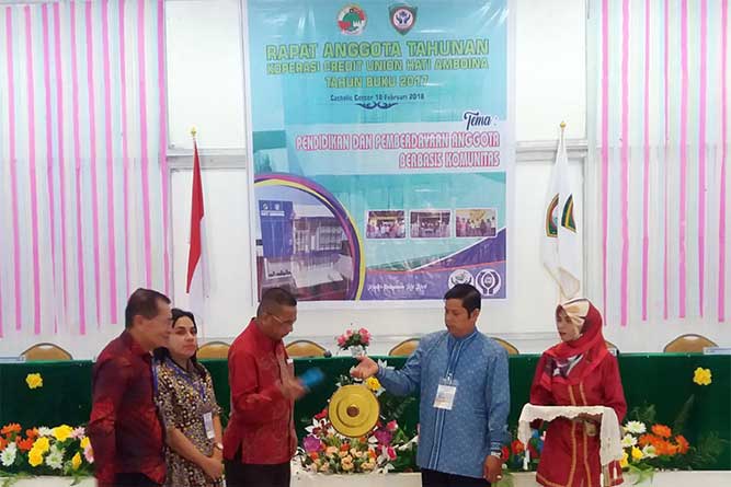 Koperasi “CU Hati Amboina” Kantor Pelayanan Kei Kecil Gelar RAT Langgur, Malukupost.com - Koperasi Credit Union (CU) Hati Amboina Kantor Pelayanan (KP) Kei Kecil menggelar Rapat Anggota Tahunan (RAT) Tahun Buku 2017 dengan sorotan tema Pendidikan Dan Pemberdayaan Anggota Berbasis Komunitas, dipusatkan di Gedung Catholic Center Langgur, Minggu (18/2). Kepala Dinas Koperasi dan Usaha Kecil Menengah (KUKM) Kabupaten Maluku Tenggara (Malra), Muhammad Arsyad Jabkenyanan, dalam sambutannya mengatakan, atas nama pribadi dan Pemerintah Daerah (Pemda) Kabupaten Malra, menyampaikan apresiasi yang tinggi kepada Pengurus, Pengawas dan seluruh Anggota Koperasi CU Hati Amboina KP Kei Kecil atas pelaksanaan RAT yang tepat waktu sesuai Peraturan Menteri Koperasi dan UKM Republik Indonesia Nomor 19 Tahun 2015 tentang Penyelenggaraan Rapat Anggota Koperasi