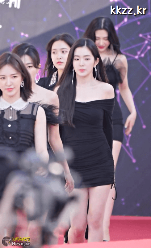원피스가 많이 짧은 레드벨벳 조이