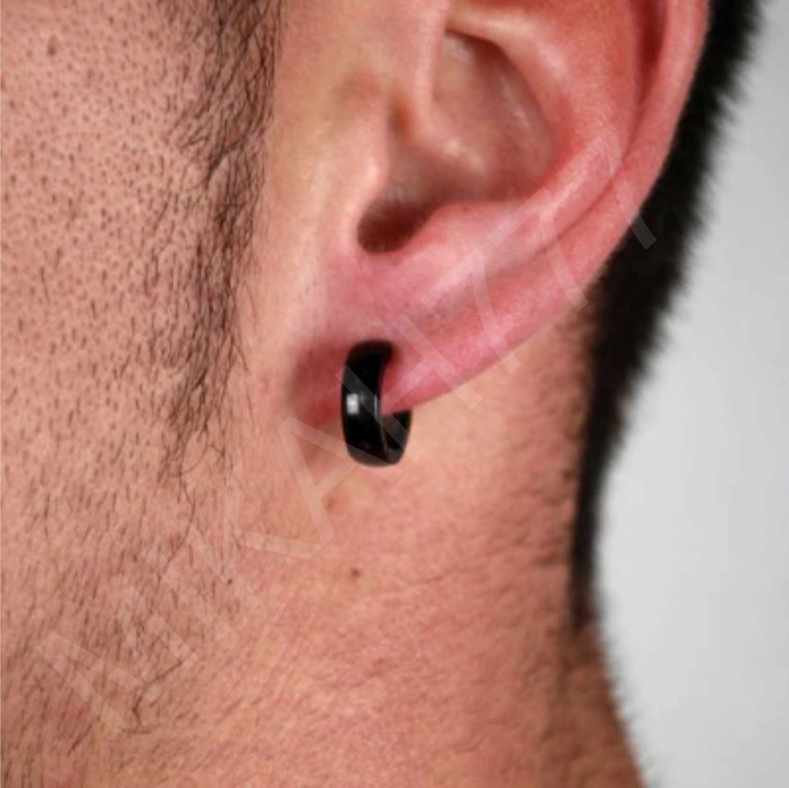 Что значат проколотые уши у мужчины. Мужские серьги в ухо.