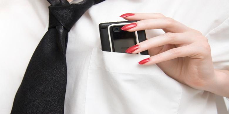 Tempat Terlarang Menyimpan Handphone. Nomor 6 Paling Bahaya!