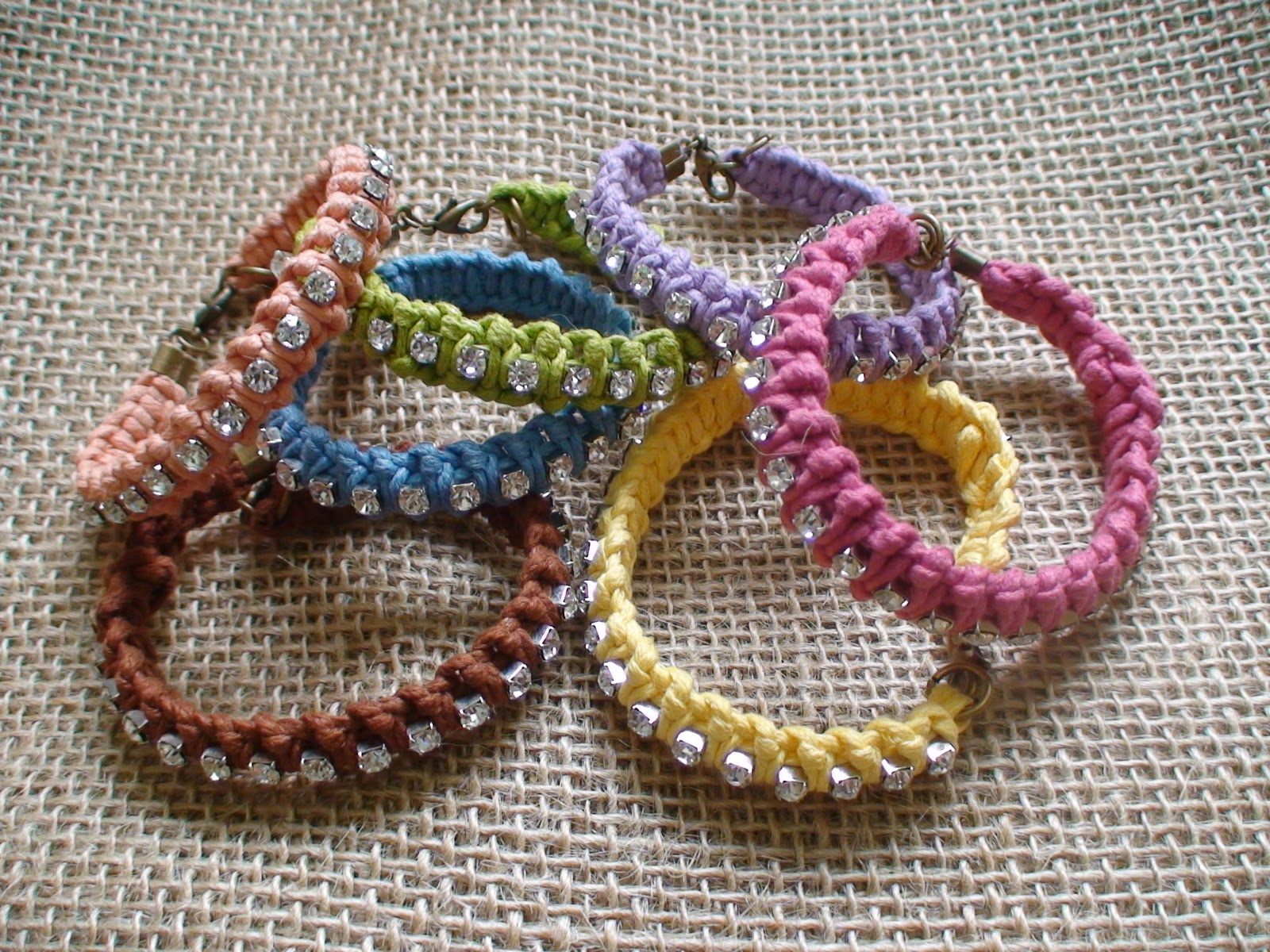 Mania de Arte - Acessórios Artesanais: Pulseiras em macramé com strass