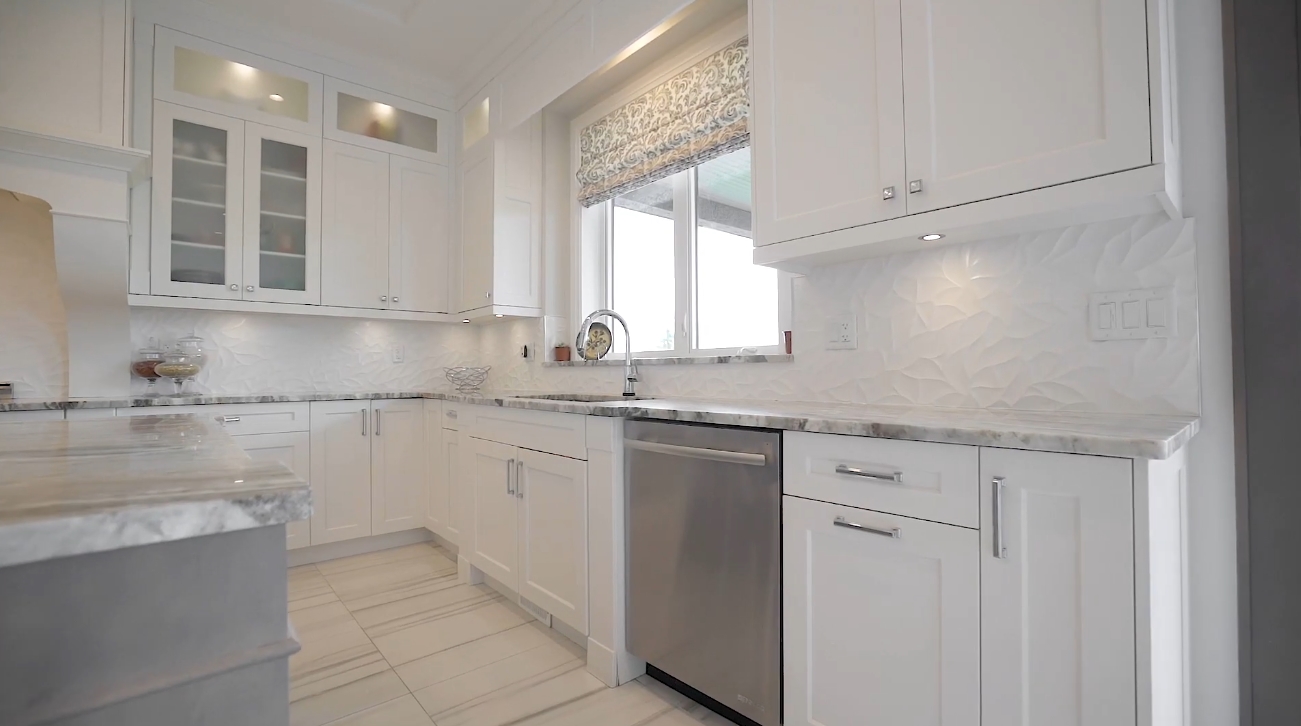 36 Photos vs. 15911 39A Avenue, South Surrey, BC - Sotheby's International Realty Canada - Luxury Home & Interior Design Video Tour