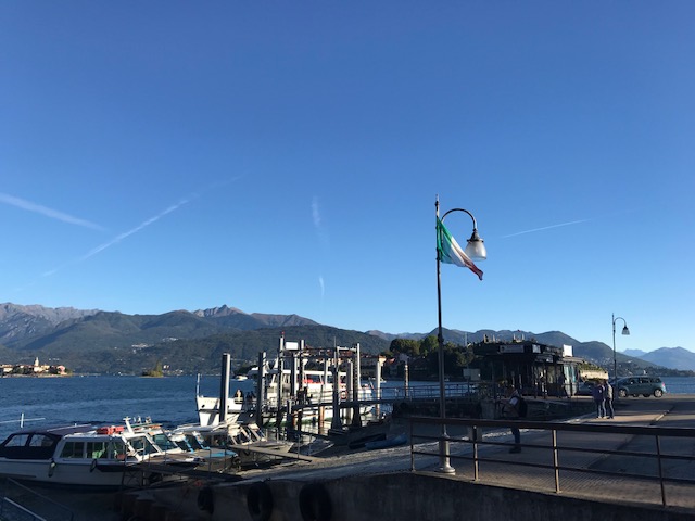 イタリアの国旗がはためくイタリア・ストレーザの町のマッジョーレ湖フェリー乗り場
