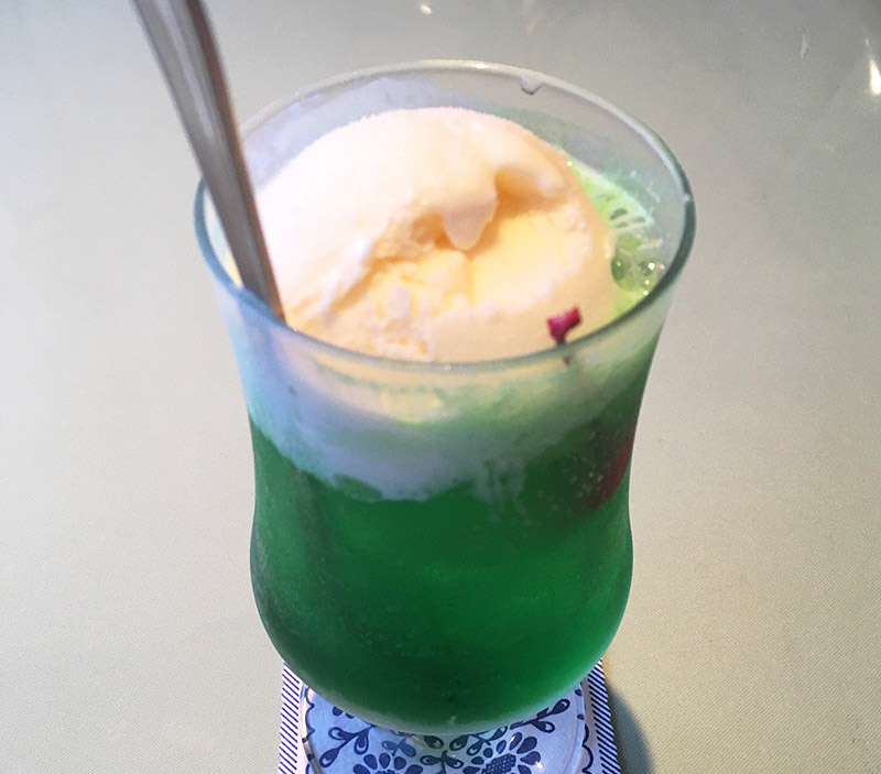 池袋東口の洋菓子店タカセ池袋本店のクリームソーダ