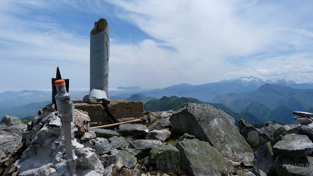 Pico Vízcares con Los Picos de Europa al fondo Pico Vízcares con Los Picos de Europa al fondo
