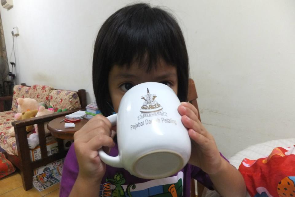OUR WONDERFUL SIMPLE LIFE: Minum susu pakai cawan dah