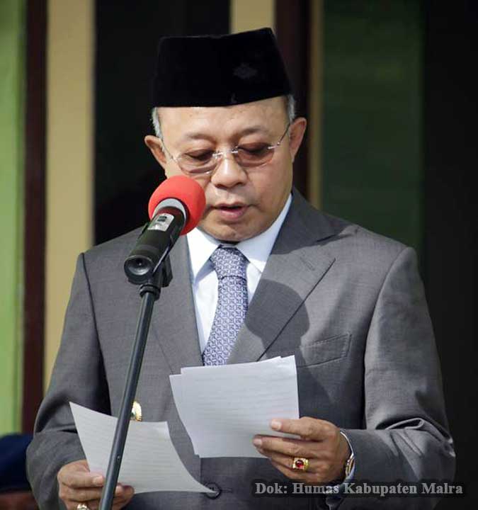 Bupati Malra Hadiri Hari Amal Bhakti Kemenag Ke-71 Langgur, Malukupost.com - Kantor Kementerian Agama (Kemenag) Kabupaten Maluku Tenggara (Malra) menggelar upacara Hari Amal Bhakti ke-71 Tahun 2017 yang berlangsung di Langgur, Selasa (3/1). Bertindak selaku Inspektur Upacara yakni Bupati Maluku Tenggara, Anderias Rentanubun, dan dihadiri oleh unsur muspida, Kepala Kantor Kementerian Agama Kabupaten Maluku Tenggara, siswa-siswi SMP/MTs, SMA/Aliyah, pegawai dan keluarga besar pada lingkup Kantor Kementerian Agama Kabupaten Maluku Tenggara. Menteri Agama Republik Indonesia, Lukman Hakim Saifuddin, dalam sambutannya yang dibacakan Bupati Maluku Tenggara, mengatakan agama tidak dapat dipisahkan dari kehidupan bangsa dan negara. “Semangat dan motivasi keagamaan adalah sumber kekuatan kemerdekaan, mempertahankan kedaulatan nasional dan menjaga keutuhan Negara Kesatuan Republik Indonesia,” ujarnya. Menurut Saifuddin, jabatan dan tugas Kementerian Agama sungguh besar dan mulia karena sangat menentukan nasib bangsa ini. Kesatuan bangsa akan terpelihara secara kokoh dan tidak dapat dipecah belah amatlah tergantung pada kebijakan dan kecakapan aparatur Kementerian Agama. “Penegasan Ketuhanan Yang Maha Esa sebagai falsafah dasar kehidupan bernegara pada Pembukaan dan Batang Tubuh Undang-Undang Dasar 1945 mengandung makna bahwa dalam kehidupan berbangsa dan bernegara kita senantiasa memerlukan tuntunan Tuhan,” ungkapnya. Dijelaskan Saifuddin, prinsip fundamental tersebut mengamanatkan supaya ajaran dan nilai-nilai diperankan sebagai pemberi arah sekaligus mendasari kehidupan kebangsaan kita yang ber-motto Bhinneka Tunggal Ika. Agama yang diyakini dan diamalkan oleh umatnya masing-masing harus menjadi unsur pembentuk Nation and Character Building bangsa Indonesia yang majemuk ini. “Karena itu, seluruh umat beragama harus menyadari dan disadarkan bahwa nilai-nilai agama merupakan unsur perekat integrasi nasional,” tandasnya.