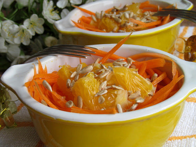 Салат из моркови, апельсина и семечек