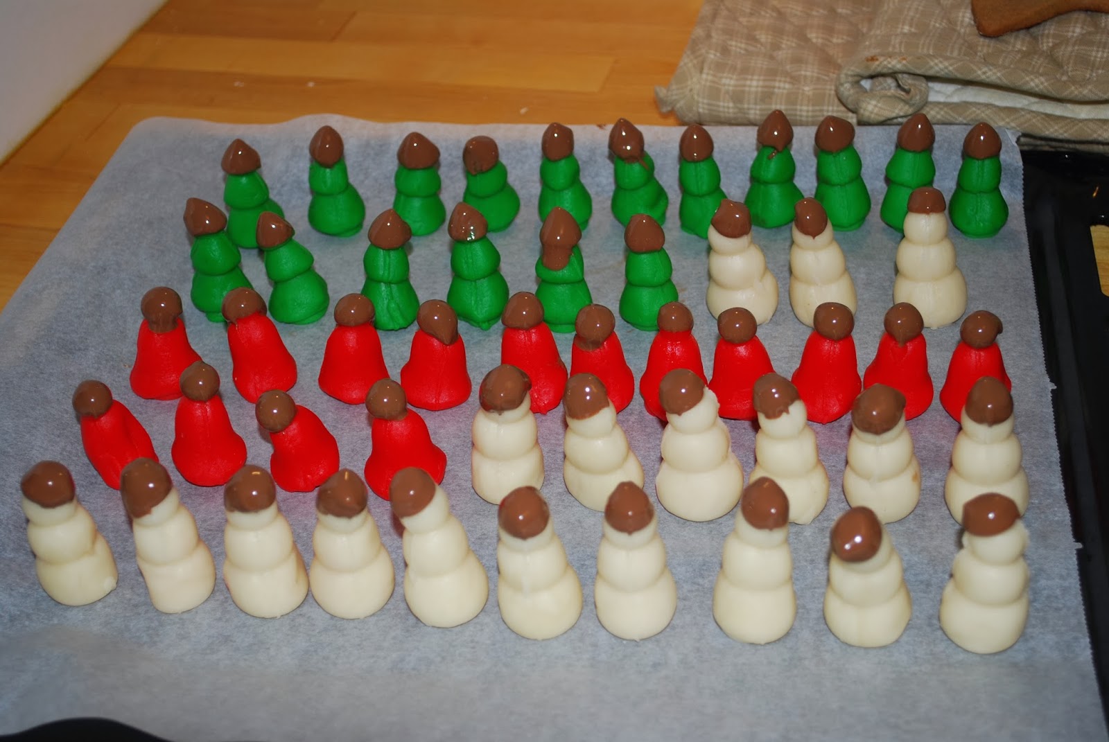 Kari og Carinas juleforberedelser Marsipanfigurer