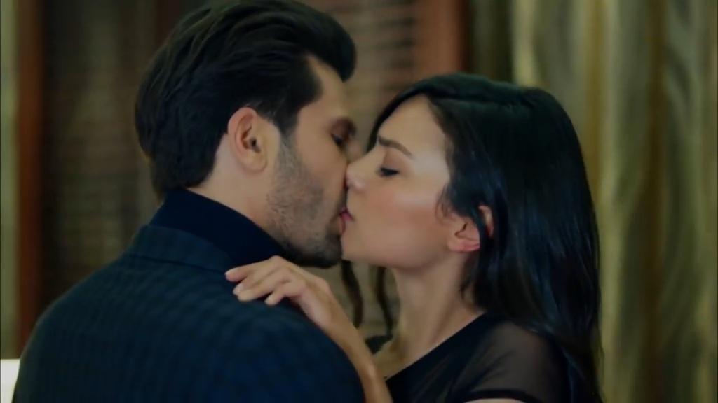 Wieczna miłość odcinek 46: Emir i Zeynep idą do łóżka! Kemal rozkopuje grób! [Streszczenie + Zdjęcia]