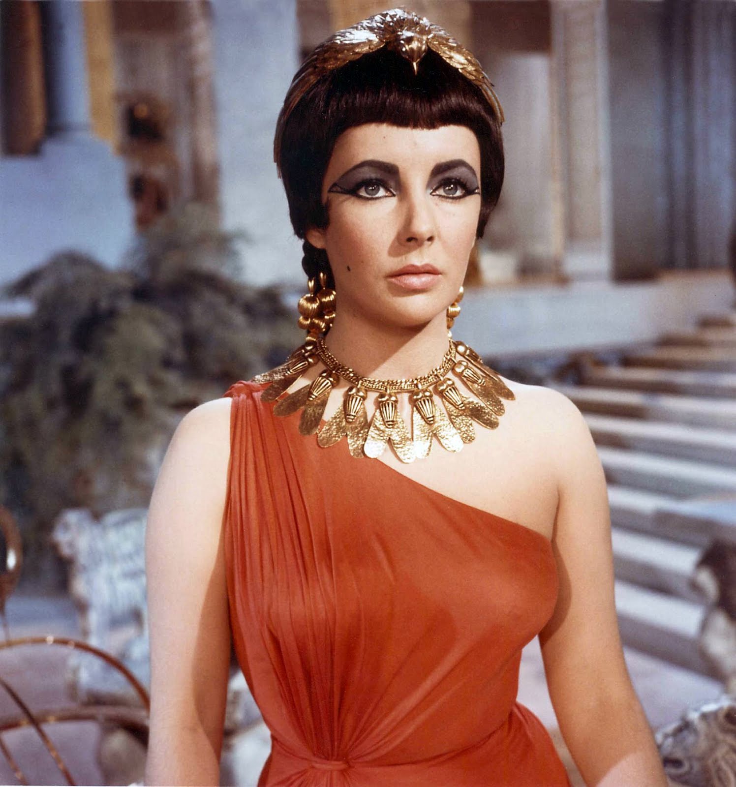 http://4.bp.blogspot.com/-IySUZfFISfk/TckzJgt5eZI/AAAAAAAAAfs/HyeiUL0MQlo/s1600/elizabeth-taylor-as-cleopatra.jpg