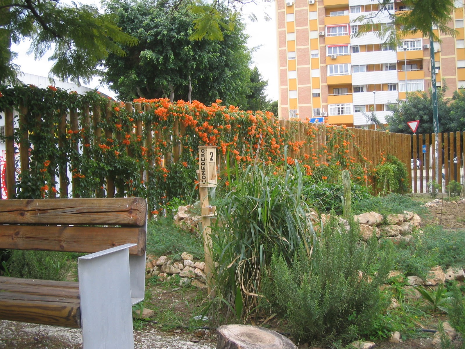 Jardín Ecológico Carril de Gamarra: Comederos de pájaros