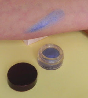 swatch petite melodie swatch sombra en crema Nabla
