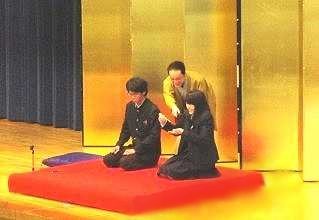 生徒が楽しく参加する落語体験コーナーの風景です。 生徒が楽しく参加する落語体験コーナーの風景です。