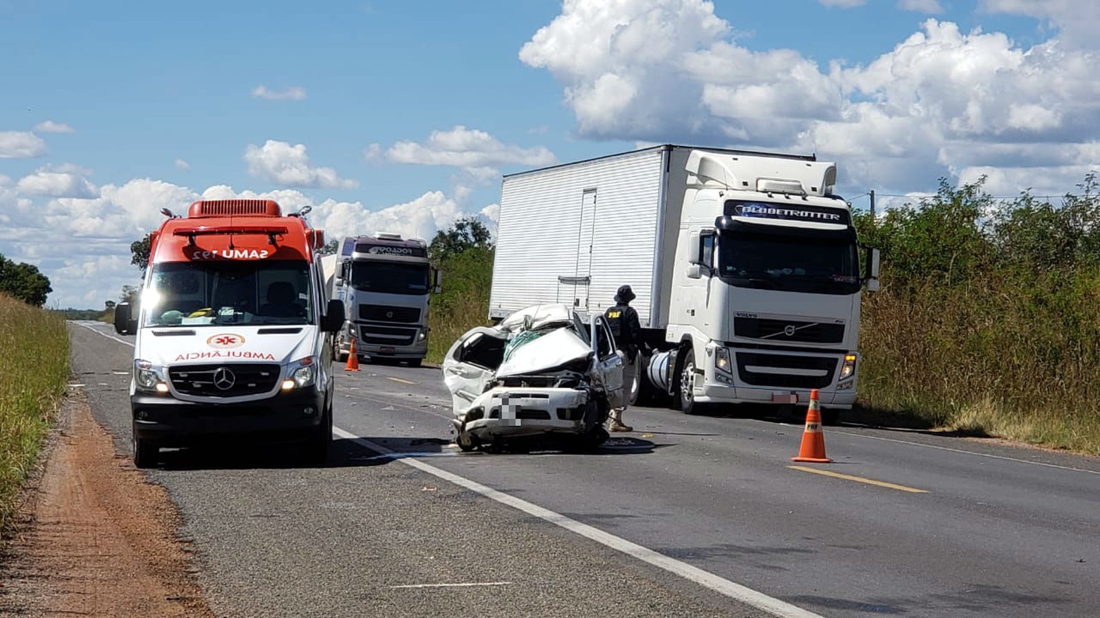 Homem morre após carro bater de frente com carreta na Bahia Homem morre após carro bater de frente com carreta na Bahia