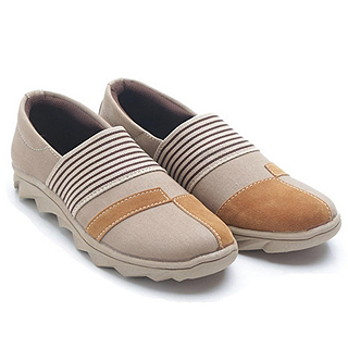 Sepatu sneakers menjadi model favorit untuk dipakai ke kampus Kuliah dengan memakai sepatu wanita model sneakers
