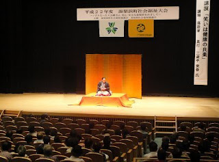 講演会講師・三遊亭楽春の笑いで健康向上講演会の風景。 講演会講師・三遊亭楽春の笑いで健康向上講演会の風景。