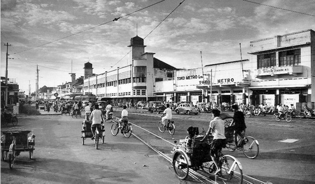 Jalan Tunjungan pada masa lalu ternyata sudah banyak pertokoan. (Sumber : serbasepuh)