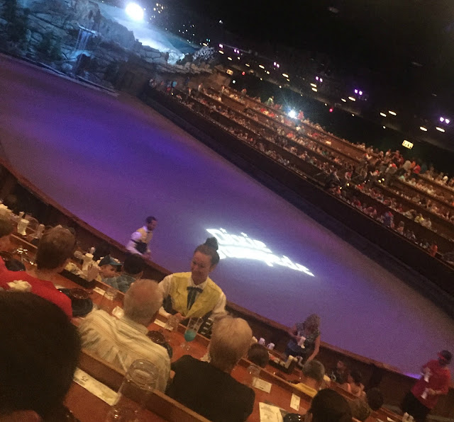 Road Trip Pigeon Dixie Stampede & Dollywood The Food Hussy!