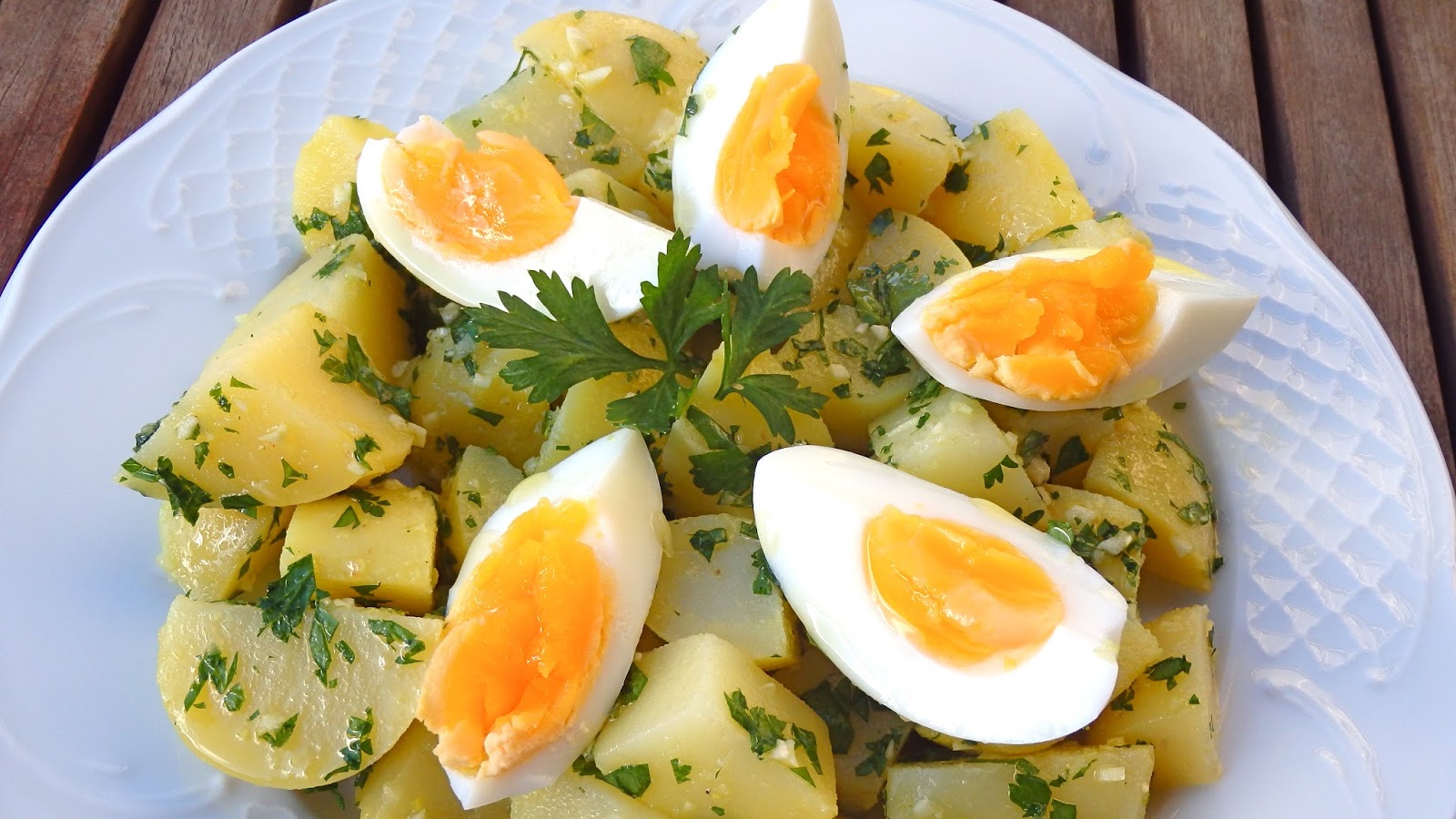 Les receptes que m'agraden Ensalada de patata con huevos, ajo y perejil