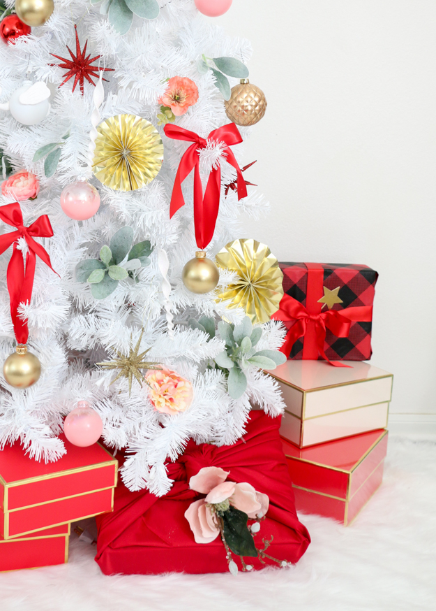 A Kailo Chic Life: Decorate It - A Semi Traditional Christmas Tree with DIY Blendo Ornaments