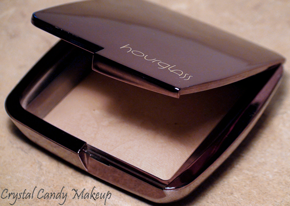 Hourglass Ambient Lighting Powder in Dim Light