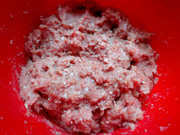 Swedish (Ikea) meatballs by Laka kuharica: mix meat until well combined.