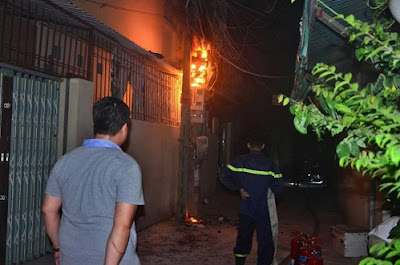 Cột điện tại ngõ 113 bốc cháy như ngọn đuốc trong đêm Cột điện tại ngõ 113 bốc cháy như ngọn đuốc trong đêm
