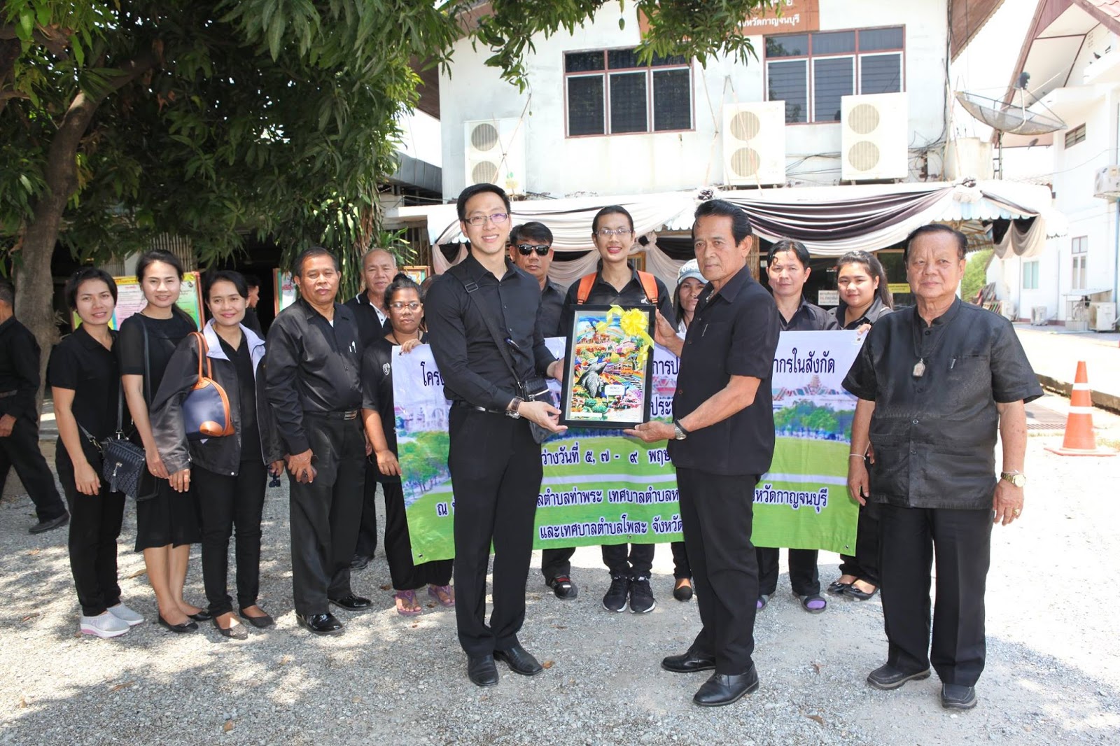 นายกเทศมนตร ตำบลท าพระ นำท มเจ าหน าท ศ กษาด งาน นายพ ส ทธ อน ตรอ งก ร นายกเทศมนตร ตำบลท าพระ ท ศนศ กษาด งาน การบร หารจ ดการบ านเม องท ด เทศบาลตำบลหนองสาหร าย และเย ยมชม ศ นย เร ยนร โครงการอ นเน องมาจากพระราชดำร บ านหนองทราย ในพ นท