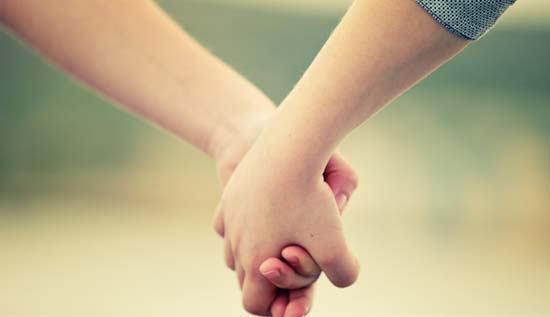 Cara Berpegangan Tangan