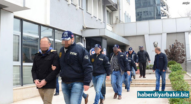 Bi idîaya ruşwetê 12ê wê polês 27 kes hatin binçavkirin DIYARBEKIR-Hat ragihandin ku Diyarbekir wek navend li 3 bajaran bi idîaya ruşwetê 12ê wê polês bi tevahî 27 kesên gumanbar hatine binçavkirin.