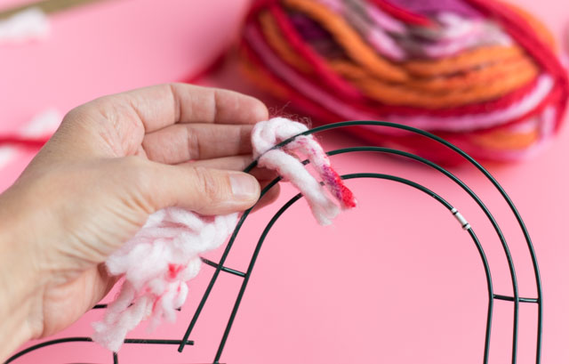 Simple yarn heart wreath - perfect Valentine's Day decor idea! #valentinesdaycrafts #valentinecrafts #heartcrafts #heartwreath #yarncrafts #yarnwreath Simple yarn heart wreath - perfect Valentine's Day decor idea! #valentinesdaycrafts #valentinecrafts #heartcrafts #heartwreath #yarncrafts #yarnwreath