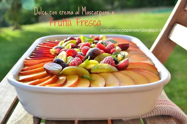 dolce con crema al mascarpone, lingue di gatto e frutta fresca