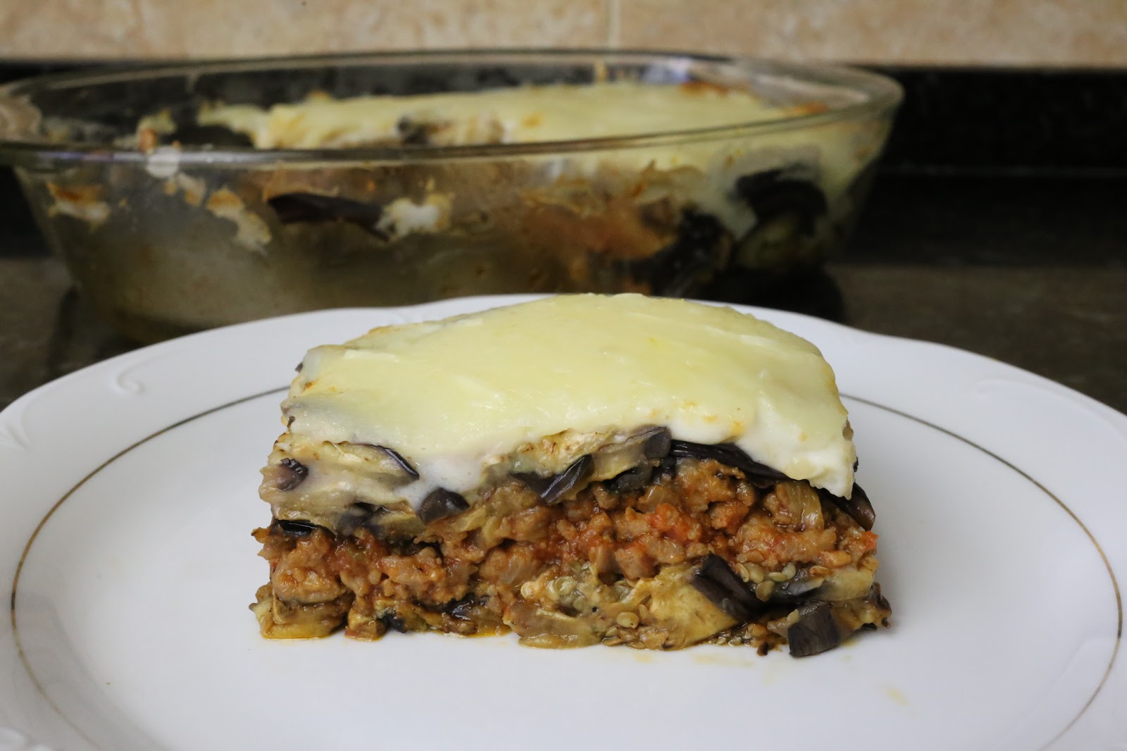 Cocina andaluza Musaka o pastel de berenjenas con carne