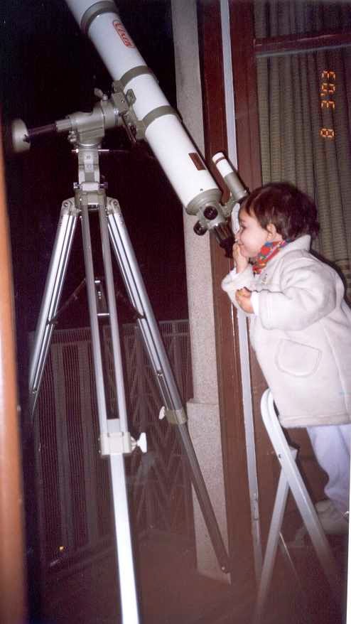 Carolina a los 2 años observando Júpiter