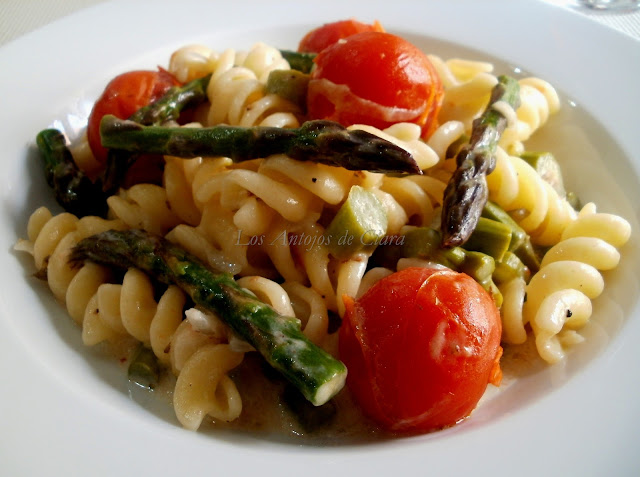 Pasta con espárragos verdes, tomates cherry y queso feta